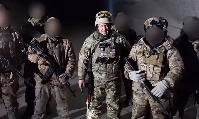 Trong khi đó, lực lượng chiến đấu chính của quân Nga là lính đánh thuê Wagner tương đối có kỷ luật và tổ chức tốt, vòng vây của họ quanh Bakhmut đã khép lại và chiến thắng ở Bakhmut là điều có thể khẳng định. 