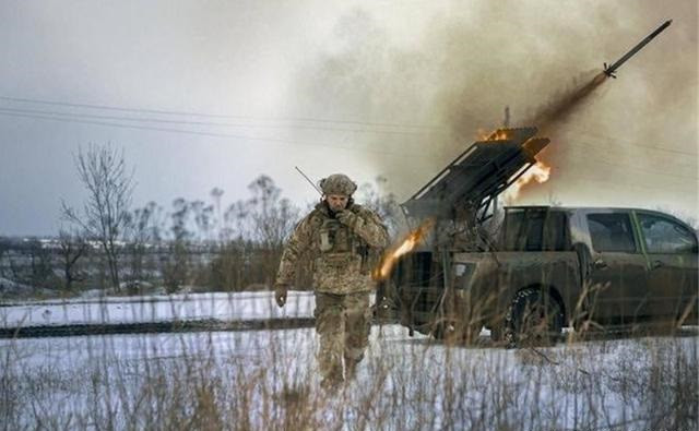 Với việc rút lui của Quân đội Ukraine khỏi Bakhmut, các chuyên gia tin rằng, việc bao vây thành phố có thể hoàn thành trong tuần tới; mặc dù Quân đội Ukraine vẫn đang tích cực dùng hỏa lực xe tăng và pháo binh, bắn phá vào các vị trí của lực lượng lính đánh thuê Wagner ở phía tây thành phố. 