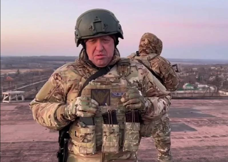 Ngày hôm nay, ông Evgeny Prigozhin, Chủ tịch công ty lính đánh thuê Wagner (Wagner PMC) lần đầu tiên tuyên bố rằng, thành phố Bakhmut gần như bị các đơn vị Nga bao vây hoàn toàn. 