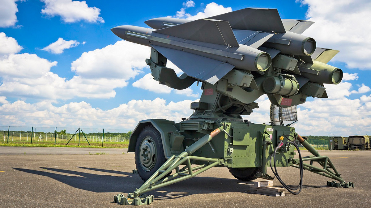 Một ưu điểm lớn của hệ thống phòng không Hawk là đều được bố trí trên xe tải bánh hơi, nên có khả năng cơ động nhất định, có thể làm vũ khí phòng không chiến trường, hỗ trợ cuộc phải công của lực lượng mặt đất Ukraine ở phía đông đất nước. 