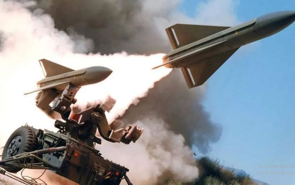 Trong video, hai tên lửa Hawk được lực lượng phòng không Ukraine phóng đi trong đêm, sau đó nhanh chóng phát nổ ở độ cao thấp; tên lửa thứ hai nổ khá gần camera, thậm chí có thể nhìn thấy một lượng lớn mảnh đạn tên lửa bay. 