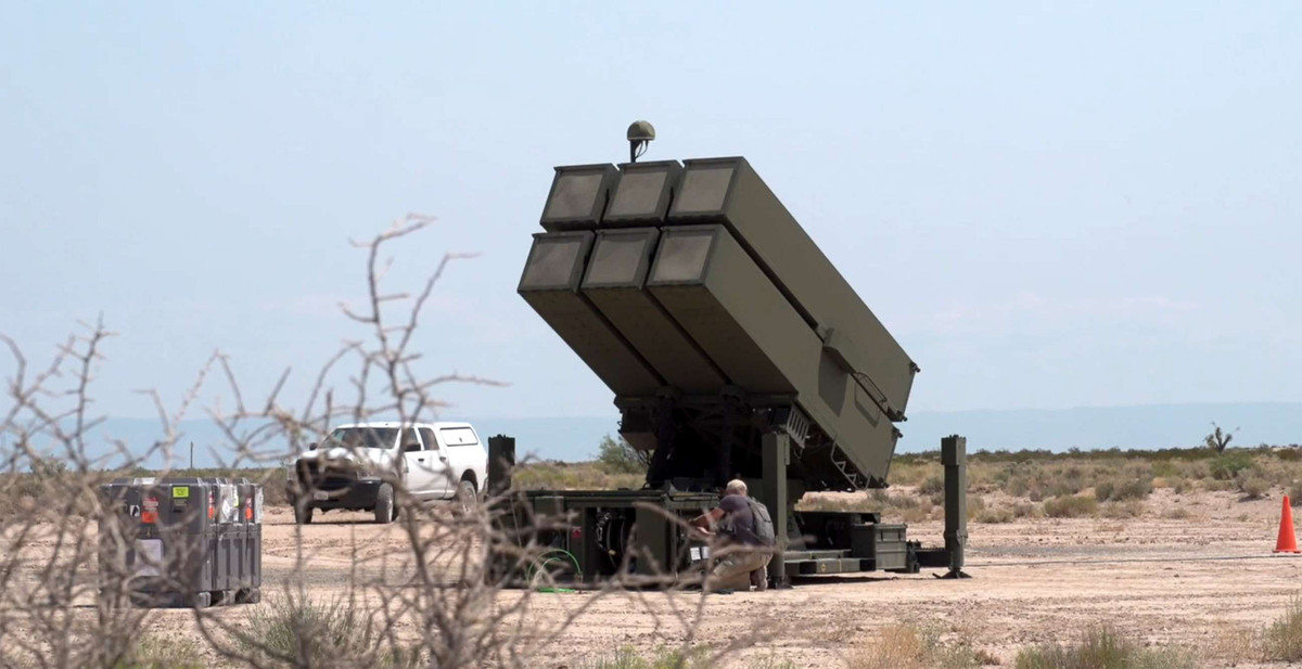 Mỹ là nhà cung cấp vũ khí lớn nhất cho Ukraine. Tuy nhiên, trong lĩnh vực tên lửa phòng không đất đối không, Mỹ không có nhiều loại vũ khí này. Sau khi loại bỏ Hawker vào những năm 1990, vũ khí phòng không tầm trung và tầm ngắn duy nhất mà quân đội Mỹ còn lại là Hệ thống tên lửa đất đối không NASAMS, được bố trí bảo vệ thủ đô Washington, D.C.