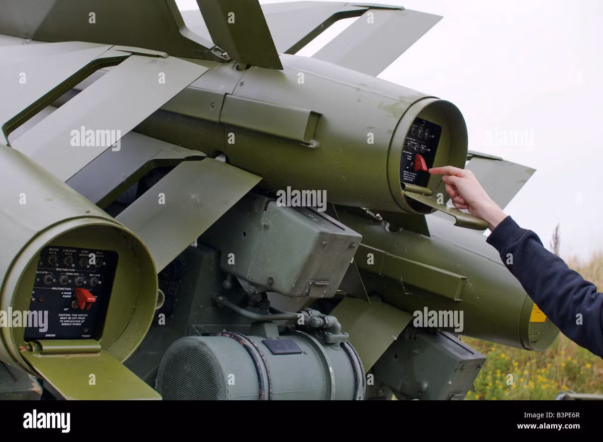 Vào tháng 2 năm nay, Thụy Điển đã công bố kế hoạch cung cấp một số thành phần của hệ thống Hawk (có tên mã là RBS 97 ở Thụy Điển) cho Ukraine. Kể từ năm 2015, một số tên lửa RBS 97 của Thụy Điển đã được hiện đại hóa. 