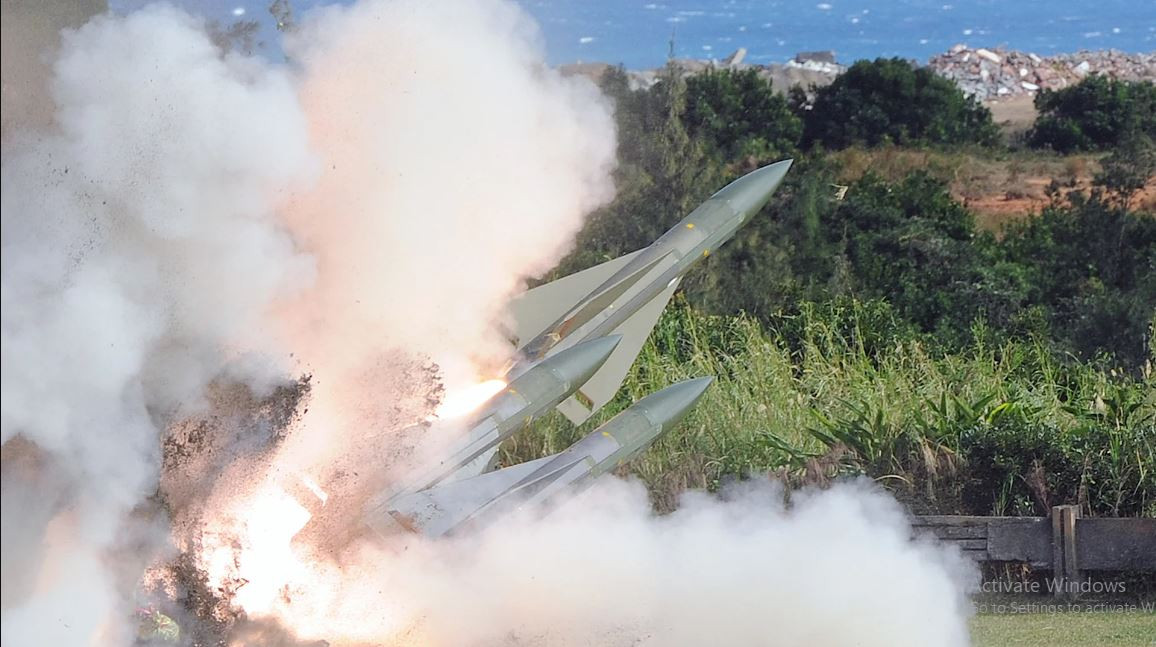 Tương tự như tên lửa Hawk, tên lửa không đối không tầm xa AIM-120 phù hợp với hệ thống phòng không mặt đất NASAMS, hiện có nhiều nguồn và kho dự trữ. Đây sẽ là những vũ khí phòng không tầm thấp và tầm trung chủ lực của Ukraine trong giai đoạn hiện nay.