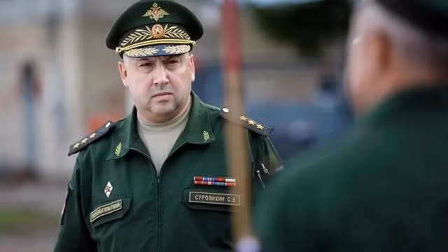 Tư lệnh chiến trường mới của Nga, Tướng Sergei Surovkin đánh giá rằng, các vấn đề sẽ không kết thúc với một hoạt động chiến đấu trên bộ và ông lo lắng về việc Quân đội Ukraine sẽ phá đập của nhà máy thủy điện Kakhovka và đây sẽ là thảm họa kinh hoàng.