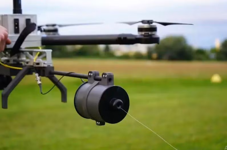 Ngay cả khi không thể cắt đứt về mặt địa lý, thì UAV của RFAF vẫn có thể được sử dụng để tấn công bất cứ thứ gì đi qua đường. Trên thực tế, RFAF đã bắt đầu làm điều này và một số đơn vị của AFU đã bắt đầu kêu ca về việc UAV FPV điều khiển bằng cáp quang của RFAF, tấn công các tuyến hậu cần ở phía tây thành phố Pokrovsk, bao gồm cả đường cao tốc M-30.