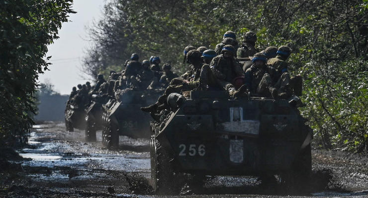 Hiện tại ở phía đông thành phố Pokrovsk, phối hợp với lực lượng tấn công tạo thế ở phía đông nam, Cụm quân Trung tâm cũng nối lại cuộc tấn công vào thành phố vệ tinh Mirnorad và hiện đang giao tranh ác liệt ở hai ngôi làng ở ngoại ô thành phố. Một phần của Sư đoàn xe tăng số 90 của Nga cũng tham chiến tại đây.