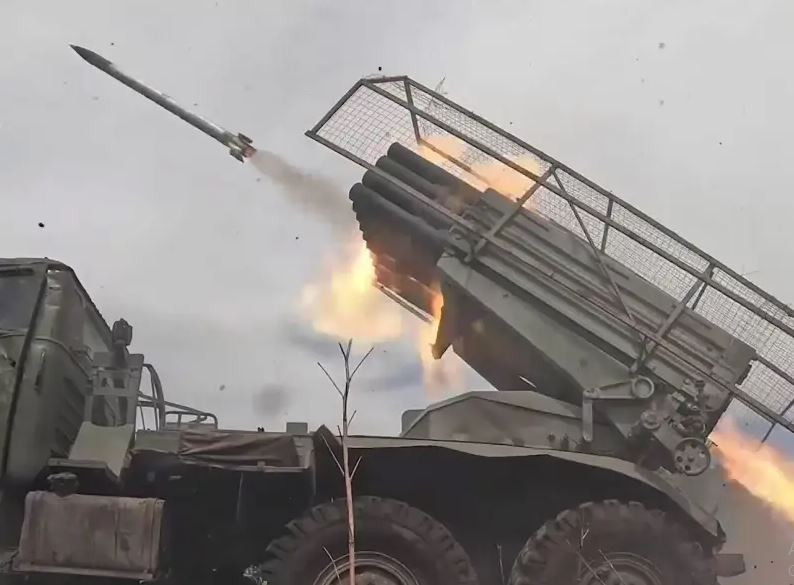 Nếu RFAF đạt được tiến bộ lớn trong quá trình tiến về phía tây ở phía nam của thành phố Pokrovsk, rất có thể họ sẽ chọn cách bao vây trực tiếp Pokrovsk từ phía tây. Điều này sẽ tạo thành một đội hình bao vây từ ba phía là đông, nam và tây, chỉ để cho Quân đội Ukraine hướng rút lui về phía bắc.