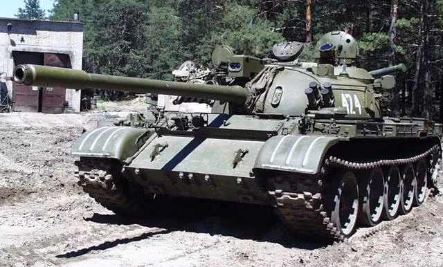 Phải thừa nhận rằng, là thế hệ xe tăng đầu tiên sau Thế chiến II, tính năng kỹ chiến thuật của xe tăng T-54 và T-55 do Liên Xô sản xuất đã bị tụt hậu nghiêm trọng. Đến đầu thập niên 1980, nó không còn khả năng cạnh tranh với xe tăng chiến đấu chủ lực hiện đại của phương Tây.