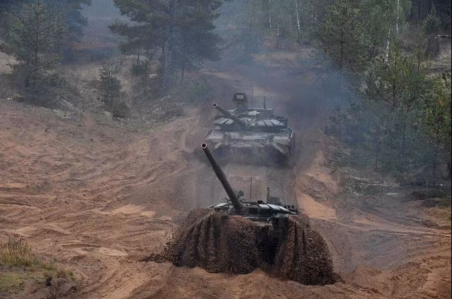 Đối với nhiệm vụ sản xuất xe tăng của ngành công nghiệp quốc phòng Liên Xô trong chiến tranh Lạnh có 4 nhiệm vụ sau. Thứ nhất là bảo đảm trang bị cho Quân đội Liên Xô, đổi mới và nâng cấp những xe tăng cũ; đây là nhiệm vụ quan trọng nhất.