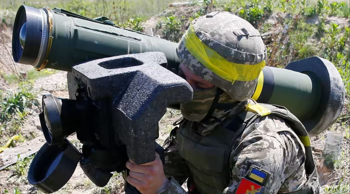 Xét theo giá vũ khí hiện nay, giá của một quả tên lửa chống tăng "Javelin" do Mỹ sản xuất có thể còn đắt hơn cả xe tăng T-54 mà Quân đội Nga từng sử dụng trở lại, nhưng phía Ukraine không còn lựa chọn nào khác. 