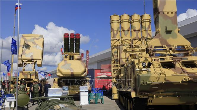 Không giống như phương Tây, Nga không gắn bất cứ điều kiện chính trị nào với việc bán vũ khí; nếu khách hàng có yêu cầu, Nga sẽ đáp ứng, kể cả là có xung đột về lợi ích đối với Nga.