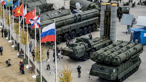 Công ty xuất nhập khẩu vũ khí Nga Rosoboronexport (thuộc sở hữu nhà nước), đã có chiến lược từ sớm, để ngăn chặn một cuộc khủng hoảng. Quyết định này được đưa ra nhằm thúc đẩy mạnh mẽ vũ khí của Nga tại một thị trường nằm ngoài các giao dịch thông thường của Nga.