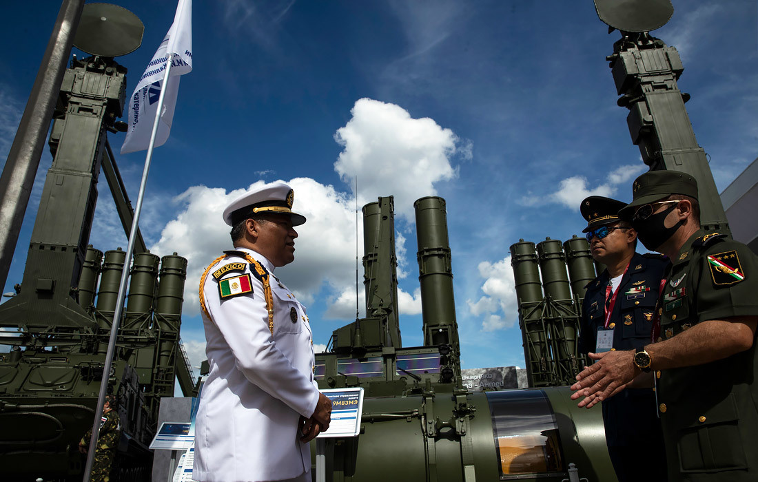 Tuy nhiên, vũ khí Nga đang bị Mỹ và các nước phương Tây ngăn cản quyết liệt và Nga đang cố gắng thay đổi điều này. Không chỉ bán hàng hóa với giá tốt hơn đối thủ, nó còn sẵn sàng mở hạn mức tín dụng cho khách hàng.