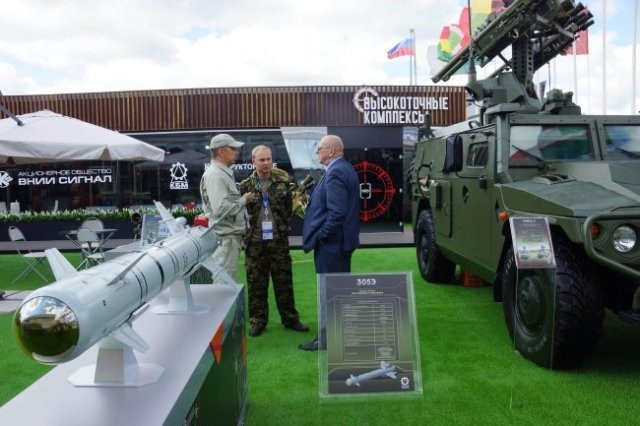 Vào mùa hè năm 2021, Nga đã ký được các hợp đồng vũ khí trị giá 3 tỷ euro. Các thỏa thuận đã được thực hiện tại một số triển lãm vũ khí quốc tế ở Nga như: Hải quân MVMS 2021, Hàng không và Vũ trụ (MAKS 2021) và Diễn đàn quân sự-kỹ thuật quân đội 2021 (Army- 2021).