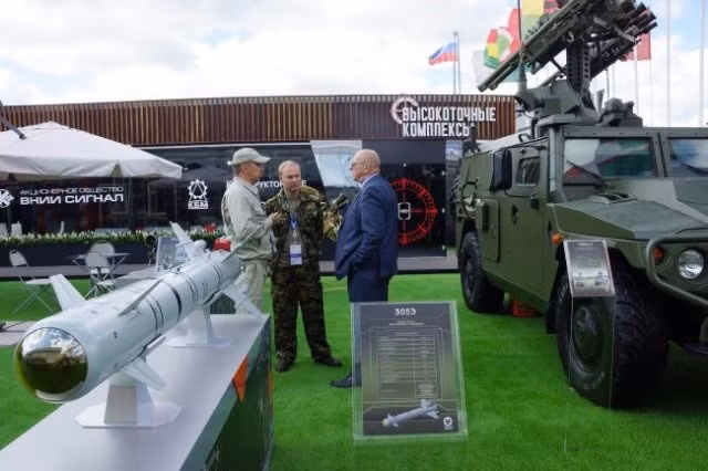 Vào mùa hè năm 2021, Nga đã ký được các hợp đồng vũ khí trị giá 3 tỷ euro. Các thỏa thuận đã được thực hiện tại một số triển lãm vũ khí quốc tế ở Nga như: Hải quân MVMS 2021, Hàng không và Vũ trụ (MAKS 2021) và Diễn đàn quân sự-kỹ thuật quân đội 2021 (Army- 2021).