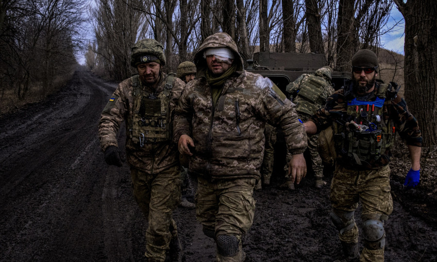 Mặc dù phải chịu tổn thất lớn, do hỏa lực pháo binh chi viện hạn chế, nhưng Quân đội Ukraine tại Avdiivka vẫn kiên cường chống trả quân Nga. Tuy nhiên với sức mạnh vượt trội, quân Nga đang dần đột phá qua các trận địa phòng ngự Ukraine.