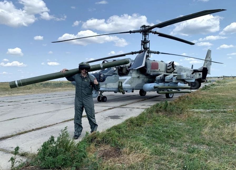 Những chiếc trực thăng vũ trang Ka-52/M của Không quân Nga được trang bị tên lửa chống tăng Vikhr-1, có thể tấn công mục tiêu từ cách xa tới 10km; đây là vũ khí lý tưởng cho những nhiệm vụ này, mà không lo hỏa lực từ tên lửa phòng không vác vai của Ukraine. 