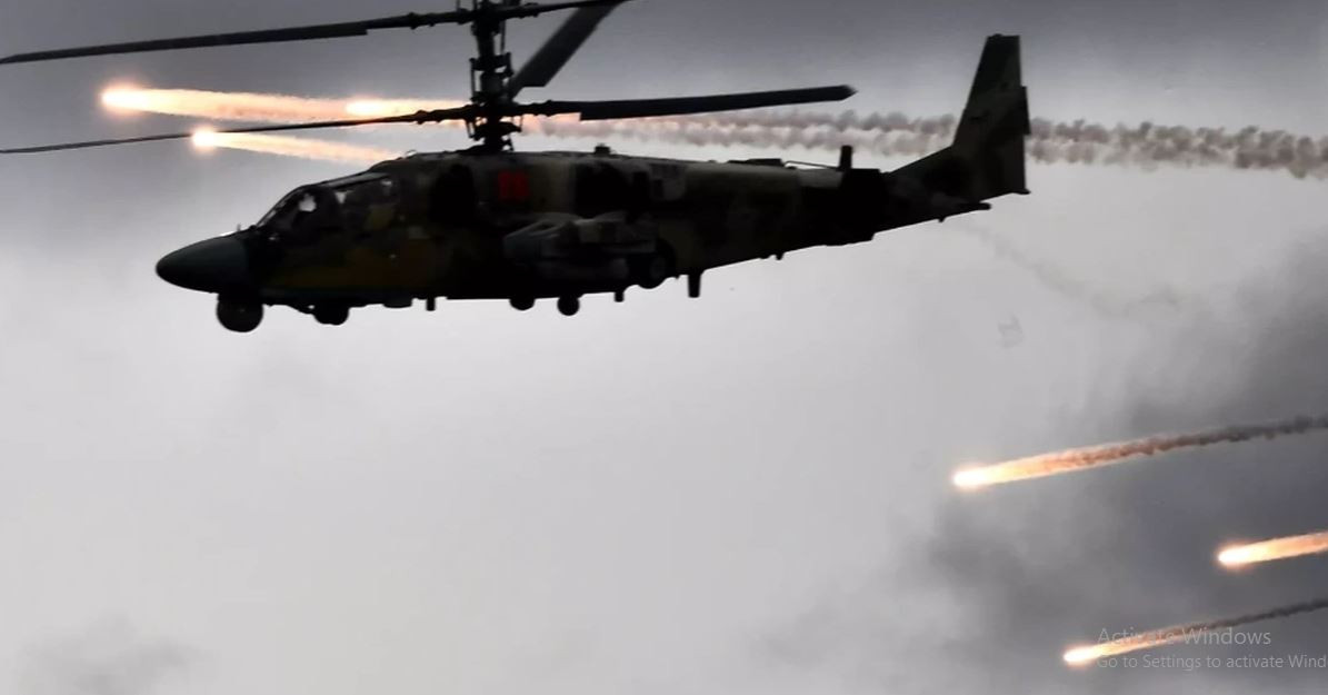 Mặc dù thời tiết xấu, nhưng không quân Nga vẫn sử dụng trực thăng vũ trang Ka-52/M để hỗ trợ bộ binh của Lữ đoàn 114, tiêu diệt xe bọc thép của quân Ukraine, đang ra sức ngăn chặn bước tiến của quân Nga trên hướng này.