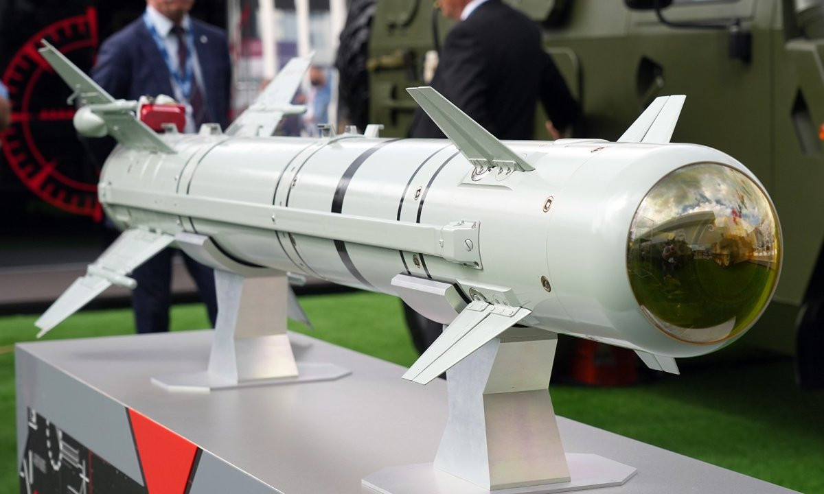 Cùng với đó là hoạt động chiến đấu của trực thăng vũ trang Mi-28NM sử dụng tên lửa LMUR, tấn công các mục tiêu phức tạp ở các vị trí kín trong khu công nghiệp của Nhà máy than cốc Avdeevsky. Hiện tại Nhà máy than cốc đang là tâm điểm giao tranh ở ngoại ô Avdiivka.