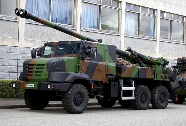 Hãng thông tấn Sputnik Nga ngày 24/6 đưa tin, ít nhất hai khẩu pháo tự hành bánh hơi Caesar, mà Pháp viện trợ cho Quân đội Ukraine, đã bị Quân đội Nga thu giữ trong tình trạng còn nguyên vẹn và giao cho Nhà phát triển và sản xuất xe bọc thép hàng đầu của Nga là Uralvagonzavod nghiên cứu.