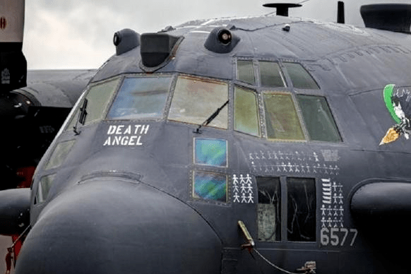 Khung thân của máy bay AC-130 do công ty chế tạo máy bay Boeing phụ trách; phần thiết kế, vũ khí và hoàn thiện để thành máy bay chiến đấu do công ty Lockheed đảm nhiệm.