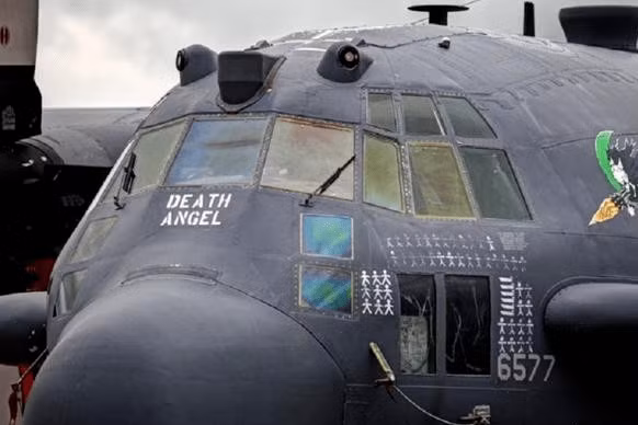 Khung thân của máy bay AC-130 do công ty chế tạo máy bay Boeing phụ trách; phần thiết kế, vũ khí và hoàn thiện để thành máy bay chiến đấu do công ty Lockheed đảm nhiệm.