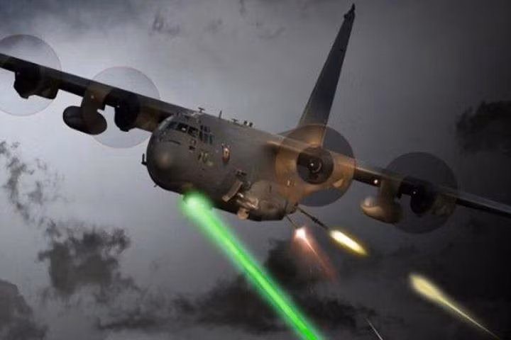 Điều nguy hiểm là AC-130 là “kho vũ khí mặt đất bay trên bầu trời”, nên sức mạnh của nó tăng hơn nhiều so với máy bay tấn công thông thường. Với 10 tấn vũ khí mang theo và việc bố trí vũ khí gắn bên hông, nên AC-130 có thể duy trì hỏa lực trong một thời gian dài từ nhiều góc độ khác nhau. 
