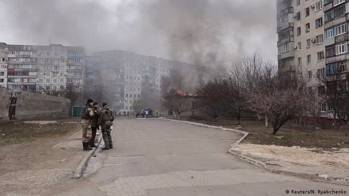  Lực lượng dân quân của nước cộng hòa tự xưng Donetsk (DPR), dưới sự hỗ trợ hỏa lực của Quân đội Nga tiếp tục tiến lên, nhịp độ của cuộc tấn công ngày càng lớn. Dân quân DPR trên hướng tiến theo hướng Mariupol, giải phóng thêm một số khu dân cư, việc bao vây thành phố đang được hoàn tất.