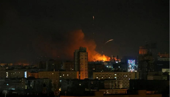 Đêm qua và rạng sáng nay, giao tranh xung quanh thủ đô Kiev vẫn tiếp tục diễn ra ác liệt. Quân đội Nga đã dùng tên lửa đạn đạo Iskander tấn công chủ yếu nhằm vào các sân bay và kho chứa nhiên liệu.