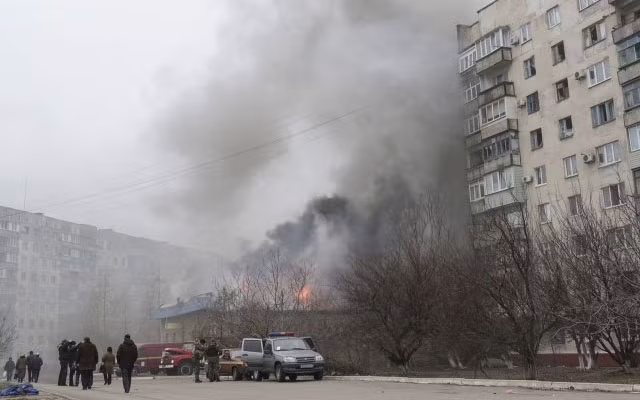 Đồng thời, việc bao vây các khu dân vực như Sopino, Pionerskoye, Sartana, cũng như Mariupol và Volnovakha, đang được hoàn thành. Tất cả các đơn vị của Quân đội Ukraine không muốn hạ vũ khí cũng như những người theo chủ nghĩa dân tộc, đều rơi vào thế bị bao vây.