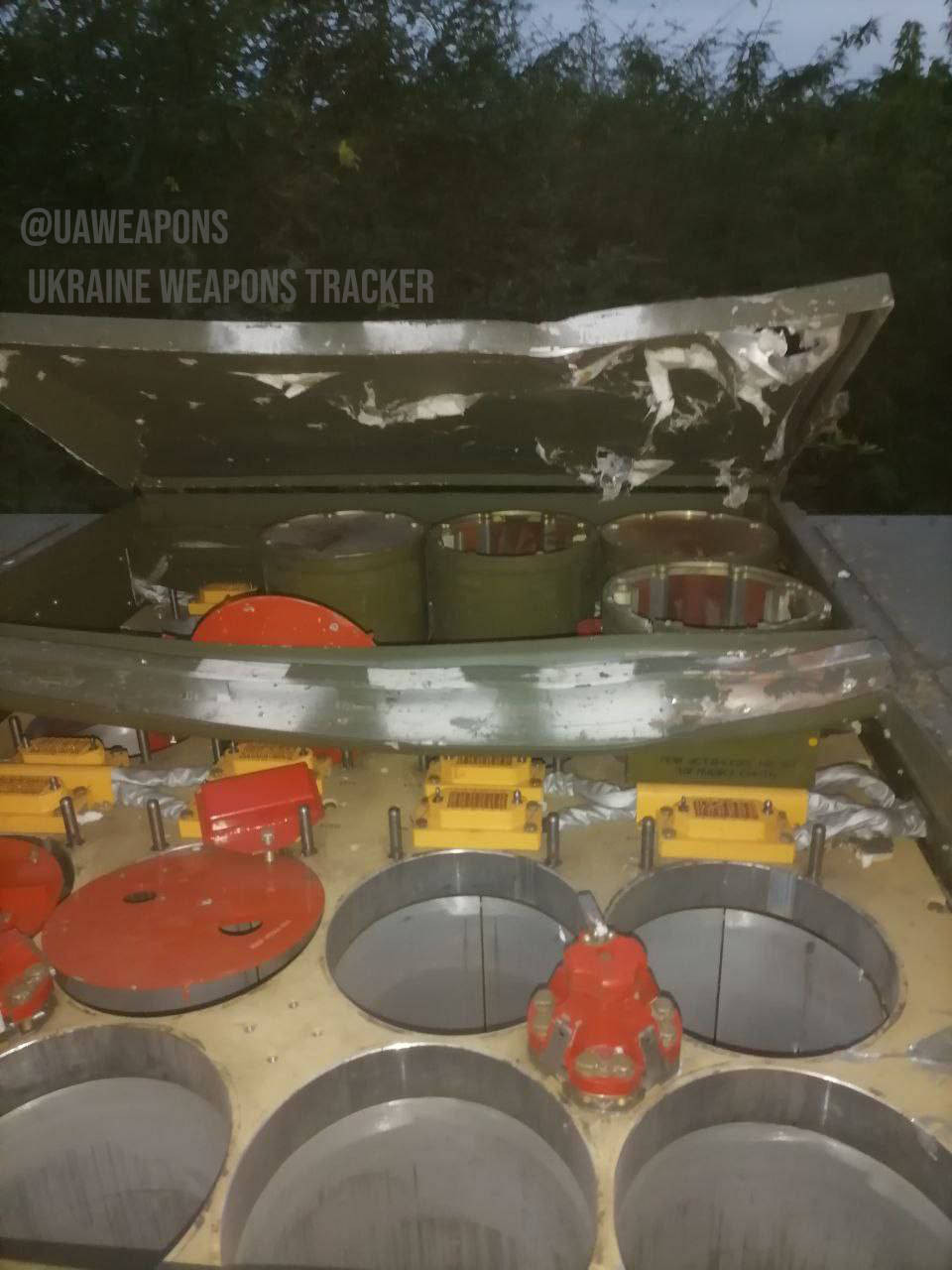 Nhưng theo một số nguồn tin trước đây cho biết, các biến thể hiện đại hơn nhiều của tên lửa AGM-88 đã được tìm thấy tại địa điểm tên lửa rơi, đây không chỉ là việc nâng cấp lên phiên bản AGM-88B, vì phía Nga còn phát hiện ra các mảnh vỡ của tên lửa AGM-88E, loại tên lửa hiện đại hơn nhiều. Ảnh: Một bệ phóng tên lửa Buk-M2 của Nga bị trúng tên lửa bức xạ AGM-88 của Ukraine. 