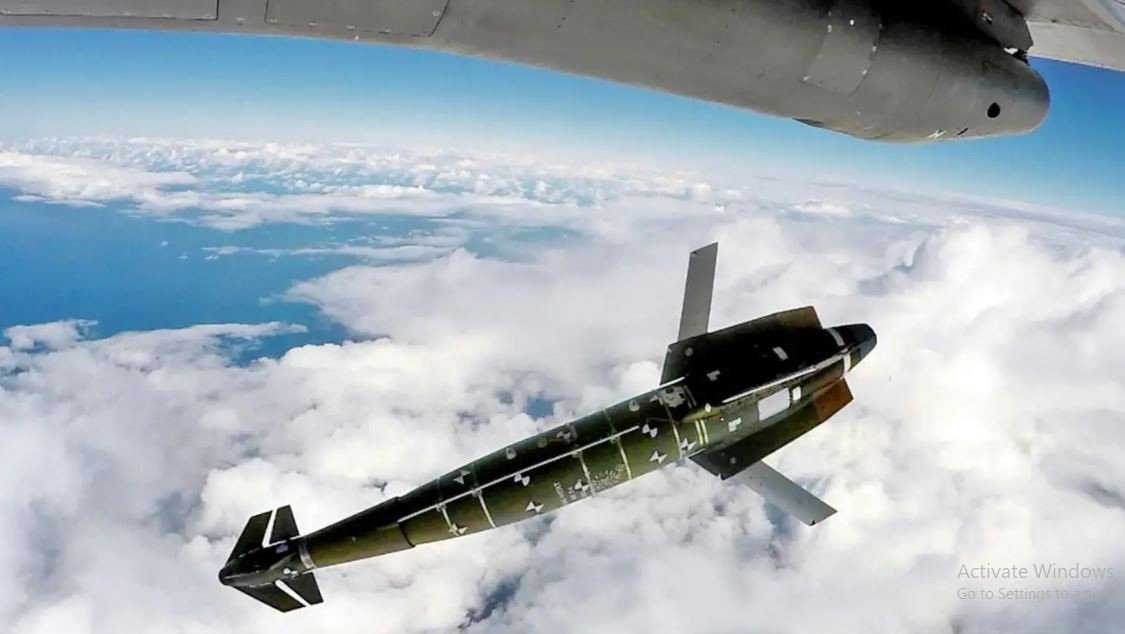 Bom Hammer là loại vũ khí dẫn đường chính xác phóng từ trên không, được cải tiến từ bom thường và lắp thêm cánh lượn và mô-đun điều khiển; giống như bom JDAM của Mỹ hay UMPK của Nga hiện nay.