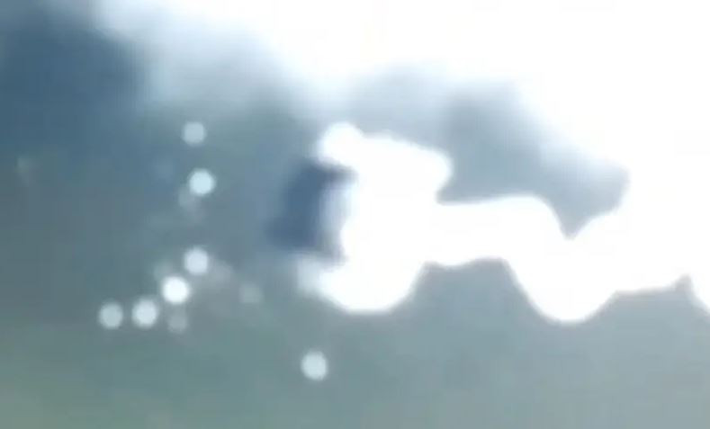 Còn đoạn video được công bố trực tuyến có thể thấy hệ thống phòng không Tor-M2 của Nga bắn hạ tên lửa chống radar AGM-88B Block 3 của Mỹ. Theo sau tên lửa là phương tiện mang phóng nó, máy bay chiến đấu MiG-29A hiện đại hóa của Ukraine, cũng bị phá hủy.