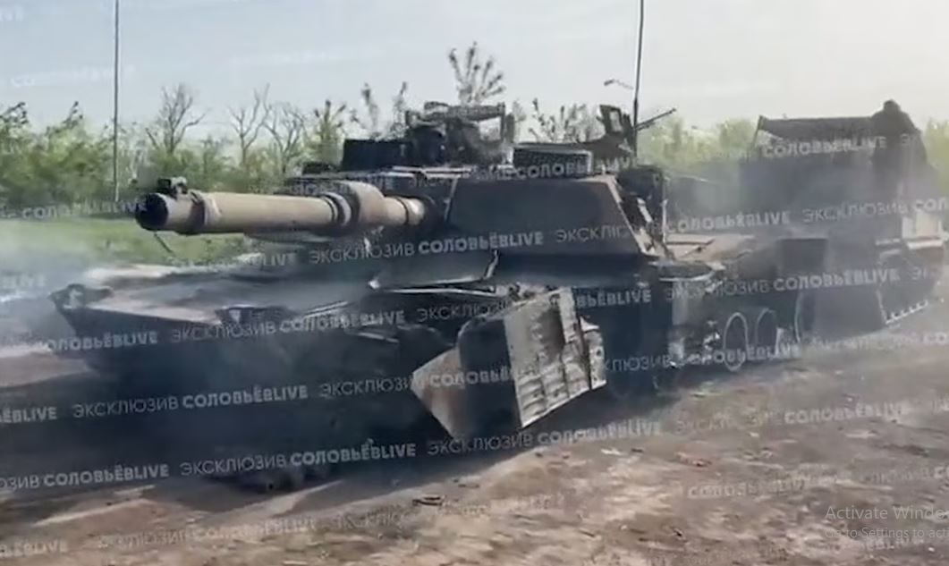 Hãng tin AP của Pháp dẫn lời một sĩ quan cao cấp của Quân đội Mỹ cho biết, việc rút xe tăng Abrams là để đáp lại những “cải tiến đáng kể” trong khả năng trinh sát, phát hiện và tiêu diệt mục tiêu cơ động của Nga trên chiến trường theo thời gian thực. 