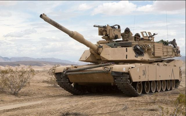 Xe tăng M1A1 còn có vũ khí phụ, bao gồm súng máy M2 cỡ nòng 12,7 mm và hai súng máy M240 7,62mm. Khoang chứa đạn của xe tăng được thiết kế với các tấm chắn để bảo vệ tổ lái trong trường hợp xe bị trúng đạn, nếu đạn pháo của xe có phát nổ, cũng không ảnh hưởng đến sự an toàn của kíp xe. (Nguồn ảnh: RIA Novosti, Sputnik, CNN, Ukrinform).