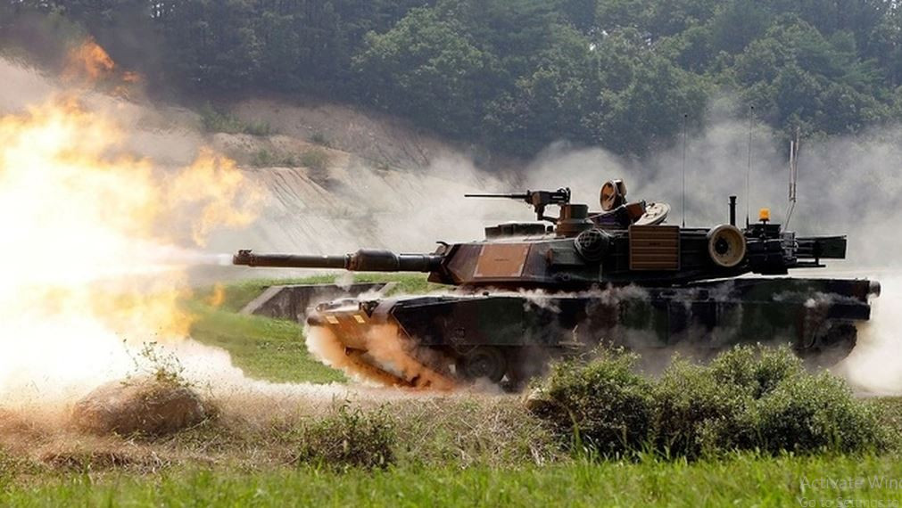 Pháo chính của M1A1 Abrams là loại pháo nòng trơn 120mm M256, có khả năng bắn nhiều loại đạn. Xe tăng thường mang theo cơ số đạn hỗn hợp bao gồm đạn xuyên giáp thoát vỏ (APFSDS) để tấn công các mục tiêu bọc thép và đạn nổ phá chống bộ binh (HEAT).