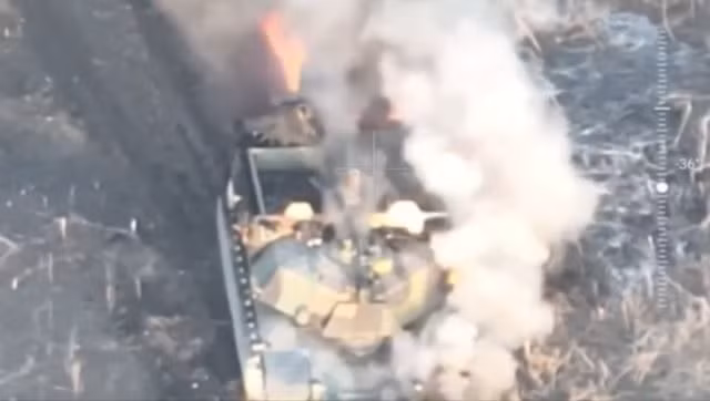 Trên chiến trường Ukraine, đạn pháo dẫn đường chính xác 2K25 Krasnopol của Nga đã chứng tỏ thành công trong việc vô hiệu hóa xe tăng Abrams. Đoạn phim trước đó được công bố vào ngày 6/3 cho thấy, một chiếc xe tăng T-72B3 của Nga đã sử dụng loại tên lửa phóng qua nòng pháo để tiêu diệt thành công một chiếc Abrams của Ukraine chỉ bằng một phát bắn. 