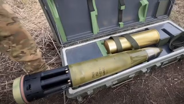 Pháo tự hành 2S3 Akatsiya và 2S19 Msta-S của Nga đã sử dụng các loại đạn pháo dẫn đường chính xác 2K25 Krasnopol, được phát triển từ những năm 1980 để tiêu diệt các mục tiêu nhỏ như những khẩu pháo đơn lẻ và xe tăng của đối phương. Kể từ khi ra mắt trên chiến trường vào năm 1986, khả năng chiến đấu của loại đạn này đã được cải thiện đáng kể.