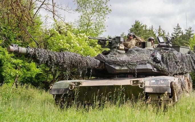 Xe tăng M1A1 Abrams là xe tăng chiến đấu chủ lực được sản xuất tại Mỹ. Nó được đặt theo tên của Tướng Creighton Abrams, cựu Tham mưu trưởng Quân đội và chỉ huy lực lượng quân sự Mỹ trong Chiến tranh Việt Nam. Xe tăng Abrams có trọng lượng chiến đấu xấp xỉ 63 tấn, khiến nó trở thành một trong những xe tăng chiến đấu chủ lực nặng nhất đang hoạt động.