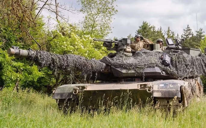 Xe tăng M1A1 Abrams là xe tăng chiến đấu chủ lực được sản xuất tại Mỹ. Nó được đặt theo tên của Tướng Creighton Abrams, cựu Tham mưu trưởng Quân đội và chỉ huy lực lượng quân sự Mỹ trong Chiến tranh Việt Nam. Xe tăng Abrams có trọng lượng chiến đấu xấp xỉ 63 tấn, khiến nó trở thành một trong những xe tăng chiến đấu chủ lực nặng nhất đang hoạt động.