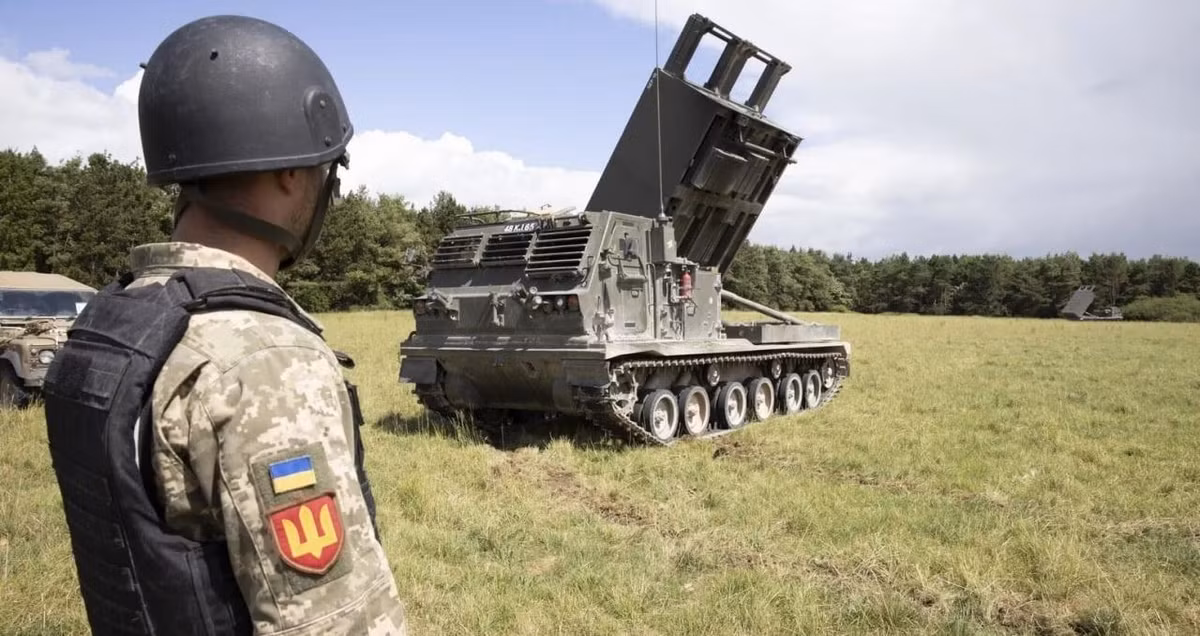 Theo những đoạn video do quân đội Ukraine công bố, các bệ phóng pháo phản lực phóng loạt (MLRS) M270 do Mỹ và NATO cung cấp cho Ukraine, đã được đưa vào sử dụng trên chiến trường.