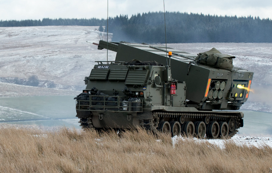 Tốc độ di chuyển của MLRS M270 là 60km/h (trên đường nhựa), mặc dù nó kém tốc độ 90km/h của hệ thống tên lửa cơ động HIMARS. Tuy nhiên, do sử dụng khung gầm bánh xích nên M270 có khả năng việt dã tốt hơn với những nơi có điều kiện giao thông chưa phát triển; nhất là chiến trường miền Đông Ukraine. 