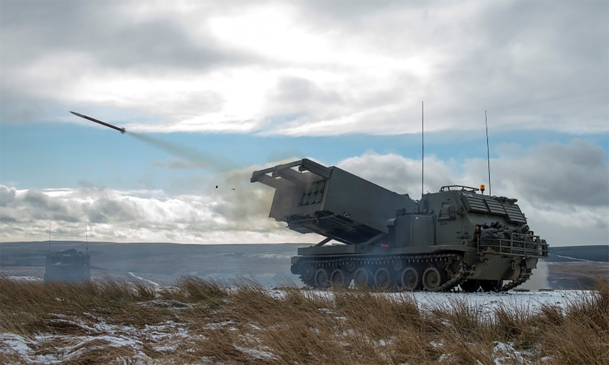 Nhưng với những loại đạn pháo phản lực trang bị cho MLRS M270 hiện nay, với những tên lửa với quỹ đạo bay khác thường, điều này sẽ làm cho radar định vị chống pháo của đối phương mất khả năng xác định vị trí của pháo. 