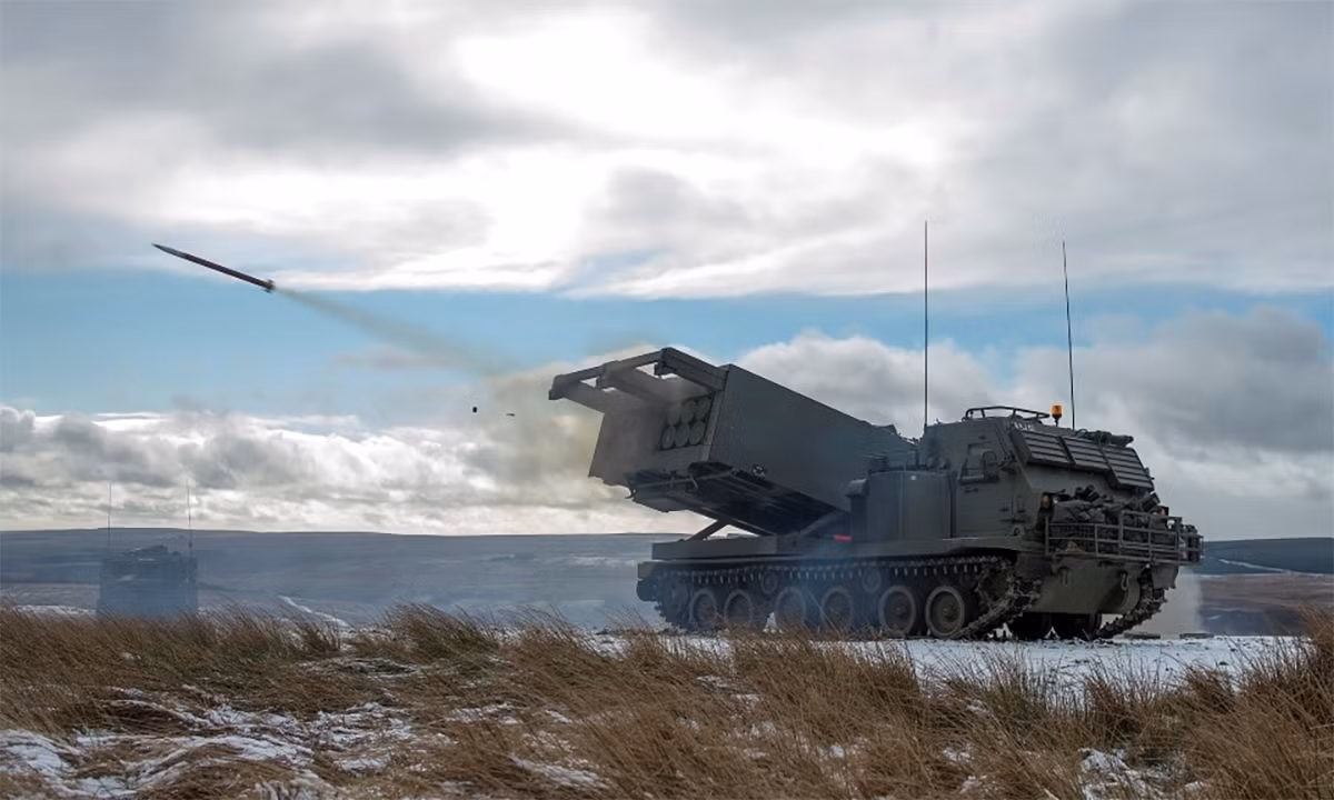 Nhưng với những loại đạn pháo phản lực trang bị cho MLRS M270 hiện nay, với những tên lửa với quỹ đạo bay khác thường, điều này sẽ làm cho radar định vị chống pháo của đối phương mất khả năng xác định vị trí của pháo. 