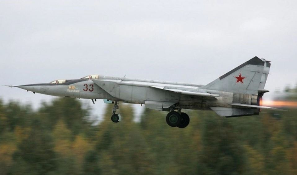 Loại nhiên liệu sử dụng cho động cơ phản lực của máy bay chiến đấu là dầu hỏa hàng không hay còn gọi là xăng phản lực hay xăng máy bay. Nó được sử dụng rộng rãi trong hàng không quân sự và dân dụng để cung cấp sức mạnh và hiệu suất mạnh mẽ cho máy bay chiến đấu.