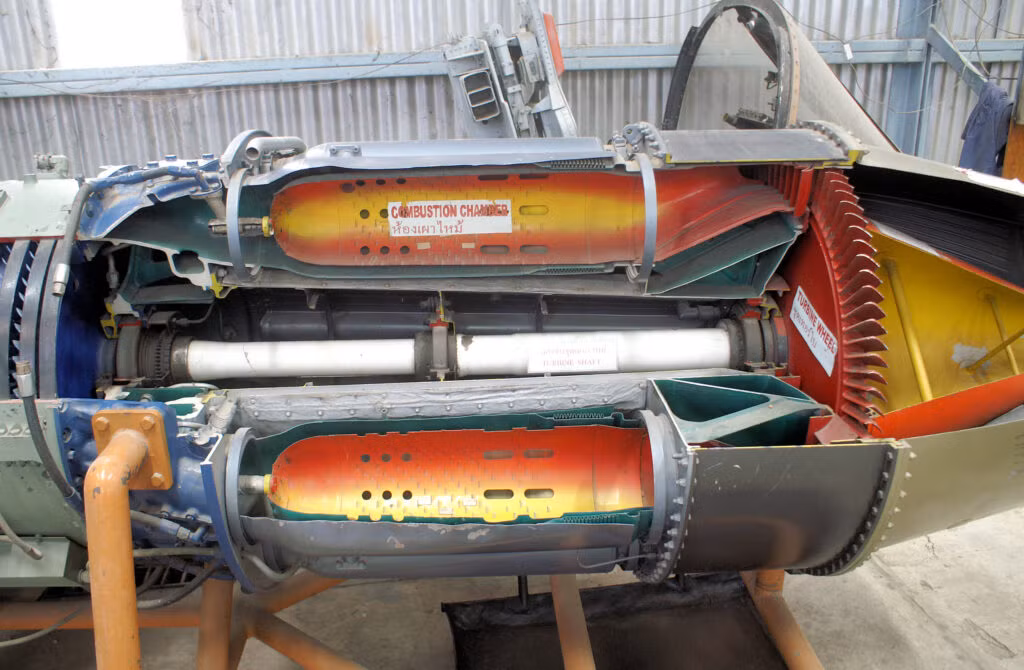 So với các loại nhiên liệu khác, xăng máy bay có hiệu suất nhiệt cao hơn, có thể cung cấp nhiều năng lượng hơn; từ đó góp phần giảm mức tiêu thụ nhiên liệu và tăng phạm vi hoạt động. Do vậy, giá của xăng máy bay cũng đắt hơn nhiên liệu cho các loại động cơ khác. 