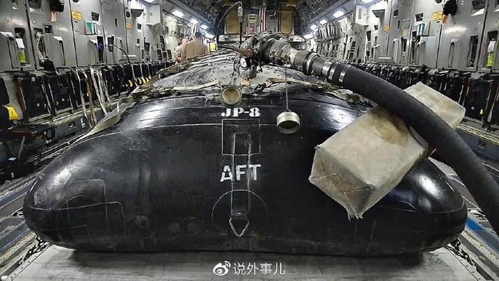 Bên cạnh đó, mức tiêu thụ nhiên liệu của các động cơ phản lực trên máy bay chiến đấu thường rất lớn. Thông thường, tải trọng nhiên liệu của máy bay chiến đấu hạng nặng trang bị hai động cơ là khoảng từ 5-10 tấn, và mức tiêu thụ nhiên liệu mỗi giờ bay là khoảng 3 tấn.