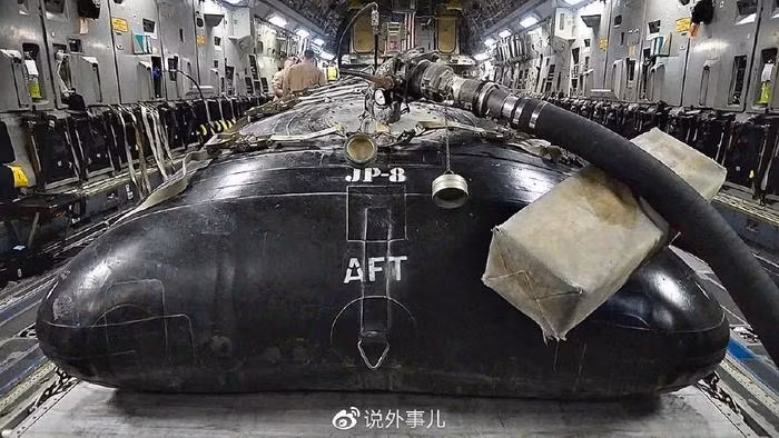 Bên cạnh đó, mức tiêu thụ nhiên liệu của các động cơ phản lực trên máy bay chiến đấu thường rất lớn. Thông thường, tải trọng nhiên liệu của máy bay chiến đấu hạng nặng trang bị hai động cơ là khoảng từ 5-10 tấn, và mức tiêu thụ nhiên liệu mỗi giờ bay là khoảng 3 tấn.