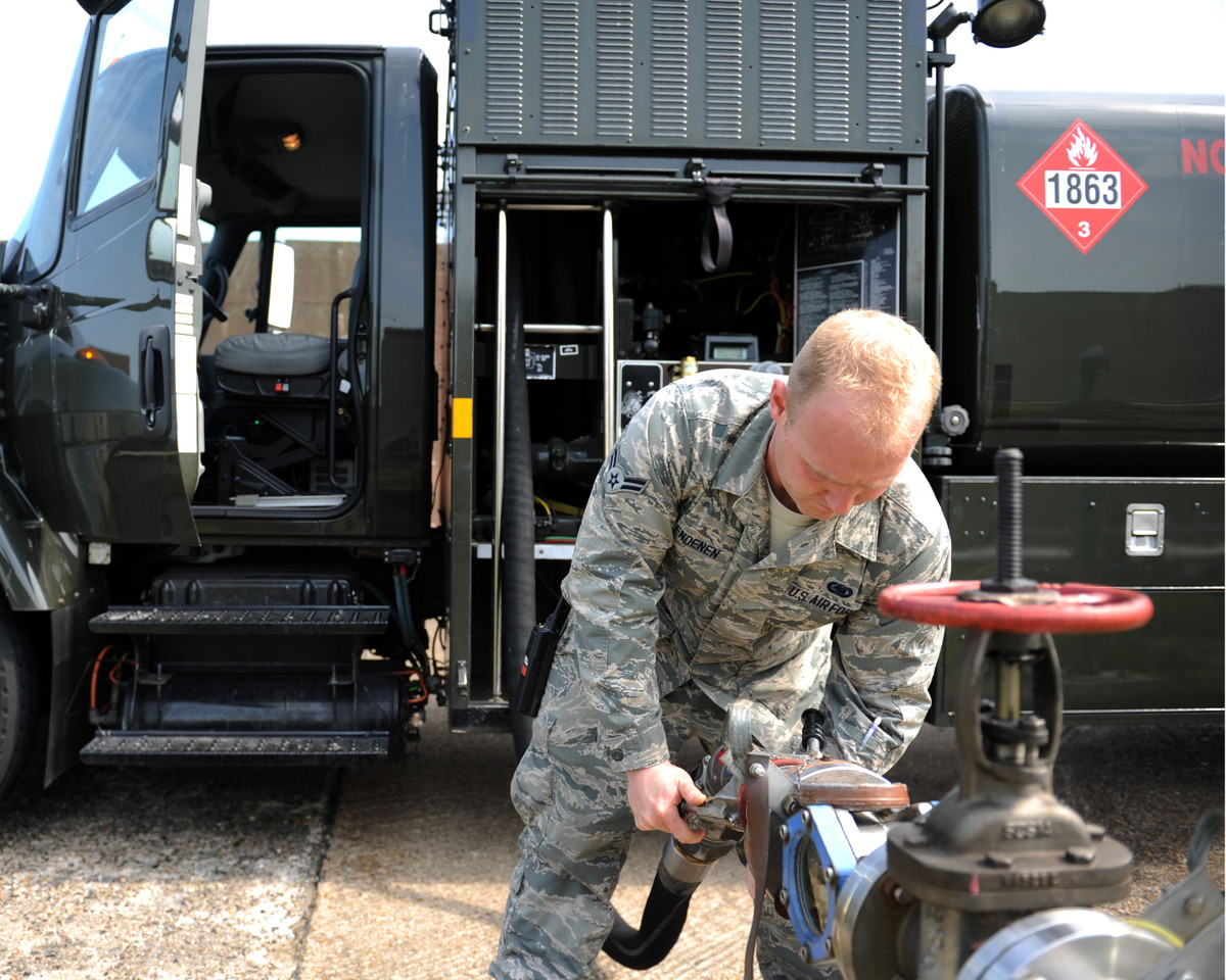Ngoài ra, chuỗi cung ứng xăng hàng không trên thế giới đã tương đối hoàn thiện, với mạng lưới cung cấp và phân phối trên toàn cầu, đảm bảo cho các máy bay chiến đấu có thể tiếp cận nhiên liệu kịp thời. 